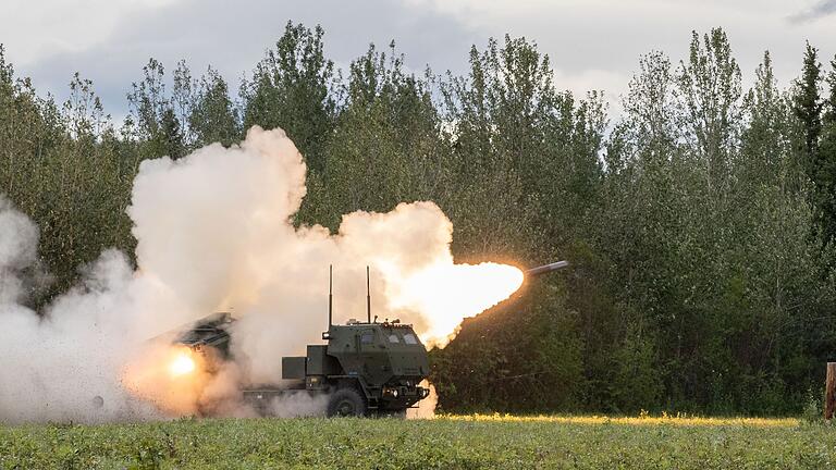 Mehrfachraketenwerfer Himars bei Arctic Defender 2024 - Die Ukraine hat mehrere Mehrfachraketenwerfer vom US-Typ Himars zur Verfügung für ihren Verteidigungskampf gegen den russischen Angriffskrieg. (Archivbild) Mehrfachraketenwerfer Himars bei Arctic Defender 2024 - Die Ukraine hat mehrere Mehrfachraketenwerfer vom US-Typ Himars zur Verfügung für ihren Verteidigungskampf gegen den russischen Angriffskrieg. (Archivbild)