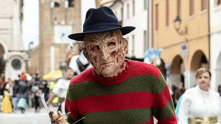 Mit einer Freddy Krueger Maske verkleidet, schlug dabei ein Unbekannter mehrfach auf einen 36-Jährigen ein. Mit einer Freddy Krueger Maske verkleidet, schlug dabei ein Unbekannter mehrfach auf einen 36-Jährigen ein.