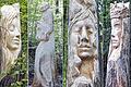 Neue Kunstwerke inmitten von viel Grün: Um 13 Motive wurde der Skulpturenweg im Wald beim Rauhenebracher Ortsteil Theinheim von vier Künstlern erweitert.