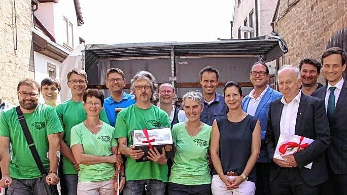 Mit einer roten Schleife versehen wurde beim ersten Hergolshäuser Wappenfestes das 33 Maßnahmen umfassende Dorferneuerungskonzept an das Amt für ländliche Entwicklung übergeben. Mit einer roten Schleife versehen wurde beim ersten Hergolshäuser Wappenfestes das 33 Maßnahmen umfassende Dorferneuerungskonzept an das Amt für ländliche Entwicklung übergeben.