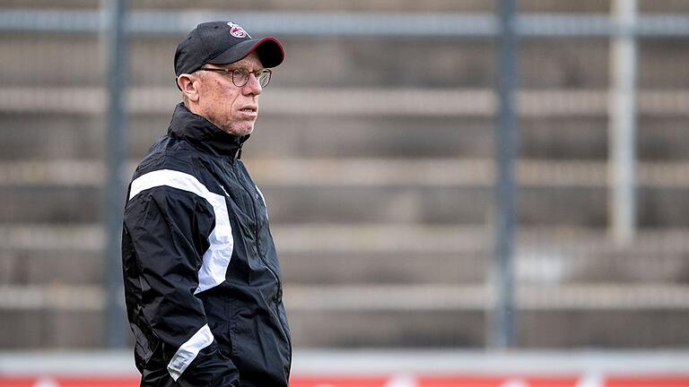 Rückenwind       -  Trainer Peter Stöger will mit dem 1. FC Köln in der Bundesliga die Aufholjagd beginnen.
