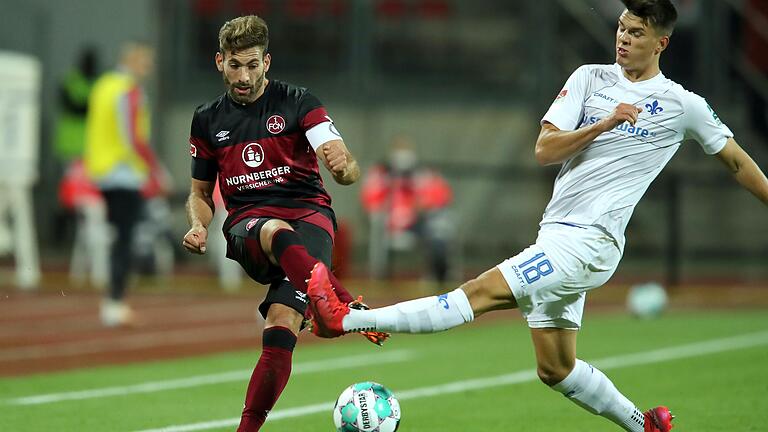 Der 1. FC Nürnberg (links Enrico Valentini) und Darmstadt 98 (Mathias Honsak) lieferten sich ein unterhaltsames Duell - mit dem glücklichen Ende für die Lilien. Der 1. FC Nürnberg (links Enrico Valentini) und Darmstadt 98 (Mathias Honsak) lieferten sich ein unterhaltsames Duell - mit dem glücklichen Ende für die Lilien. 