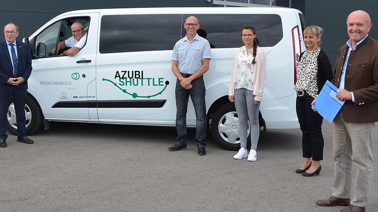Der Landkreis Rhön-Grabfeld hat den Azubi-Shuttle schon: Im Herbst 2020 wurde diese Möglichkeit geschaffen, mit Fördermitteln des Bundes. Das Programm ist jedoch ausgelaufen. Der Landkreis Rhön-Grabfeld hat den Azubi-Shuttle schon: Im Herbst 2020 wurde diese Möglichkeit geschaffen, mit Fördermitteln des Bundes. Das Programm ist jedoch ausgelaufen.