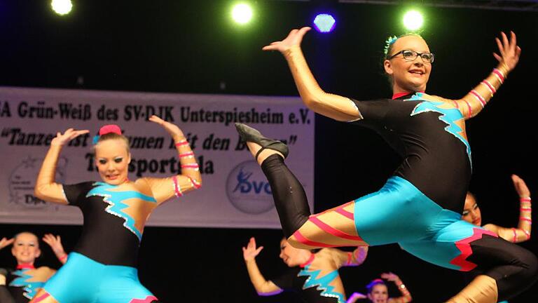 Große Sprünge, zum Ersten: Die Schautanz-Modern-Formation „Little Starlights“ aus Unterspiesheim. Große Sprünge, zum Ersten: Die Schautanz-Modern-Formation „Little Starlights“ aus Unterspiesheim.