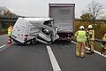 Transporter fährt auf Lkw auf: Fahrer leicht verletzt       -  (gh)   Glück im Unglück hatte am Freitag der Fahrer eines Transporters auf der A 70, als sein Fahrzeug mit einem Lkw kollidierte. Während sein Wagen fast völlig demoliert wurde, erlitt der Fahrer selbst nur leichte Verletzungen. Der Lkw-Fahrer blieb unverletzt. Um die Mittagszeit kam es zwischen den Anschlussstellen Haßfurt und Schonungen aus bislang unbekannter Ursache zu dem Auffahrunfall zwischen dem Transporter und dem Lkw, berichtet die Feuerwehr Haßfurt. Hierzu wurden um 11.27 Uhr die Feuerwehr Haßfurt und ein Rettungswagen des BRK alarmiert. Zu diesem Zeitpunkt hatte sich der Fahrer des Transporters bereits leicht verletzt aus seinem Fahrzeug befreien können. Ein zufällig an der Einsatzstelle vorbeifahrender Notarzt übernahm die Erstversorgung des Verletzten. Ebenfalls zufällig in der Nähe war ein Fahrzeug der Autobahnmeisterei, das sofort die Einsatzstelle absicherte und die rechte Fahrspur sperrte. Der Rettungswagen übernahm den Verletzten und transportierte ihn in ein Krankenhaus. Die FFW stellte den Brandschutz sicher und klemmte vorsorglich die Batterie des beschädigten Transporters ab. Weiterhin wurden auslaufende Betriebsstoffe aufgefangen, um eine Umweltverschmutzung zu verhindern. Zum Abtransport der Unfallfahrzeuge wurde ein Bergeunternehmen verständigt. Im Einsatz waren drei FFW-Fahrzeuge aus Haßfurt mit knapp 20 Einsatzkräften, ein BRK-Rettungswagen, eine Streife der Autobahnpolizei und die Autobahnmeisterei.