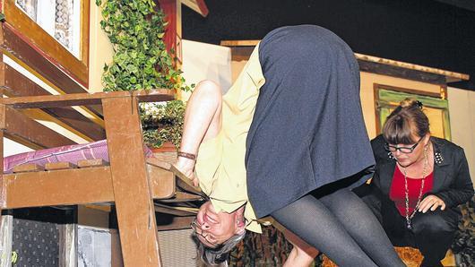 Was ist denn da unter der Sitzbank? Pfarrhaushälterin Helene Hasenwinkel (Regina Lang) brennt vor Neugierde. Auch Marlene Rosentreter (Ronda Flemming) wagt einen Blick.