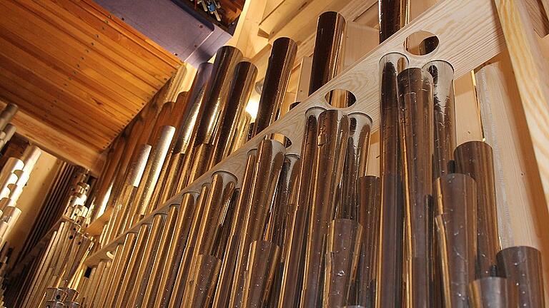 Gereinigt und wieder top in Schuss: Insgesamt 2049 Orgelpfeifen geben der Kirchenorgel in St. Andreas ihren kraftvollen Klang. Gereinigt und wieder top in Schuss: Insgesamt 2049 Orgelpfeifen geben der Kirchenorgel in St. Andreas ihren kraftvollen Klang.