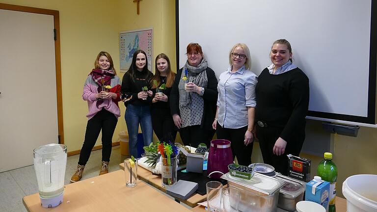 Sabrina Kromer (rechts) und Anabell Schreiner (2. von rechts) vom Rhön Park Hotel zeigten interessierten Schülerinnen, wie man einen Ananas-Kokos- oder einen Himbeer-Smoothie herstellt, Verkostung inbegriffen. Mit im Bild Lehrerin Antje Dittmar, zuständig für Berufsorientierung an der Ignaz-Reder-Realschule Sabrina Kromer (rechts) und Anabell Schreiner (2. von rechts) vom Rhön Park Hotel zeigten interessierten Schülerinnen, wie man einen Ananas-Kokos- oder einen Himbeer-Smoothie herstellt, Verkostung inbegriffen. Mit im Bild Lehrerin Antje Dittmar, zuständig für Berufsorientierung an der Ignaz-Reder-Realschule