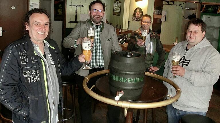 Die neuen Wirte des 'Semmelbrösel': Werner Schneider (links) und Alexander Schedel (rechts) bei der Vertragsunterzeichnung mit dem Geschäftsführer der Distelhäuser Brauerei Christoph Ebers (2. v. l.) und dem&nbsp; Leiter Pachtobjekte Kurt Walz.
