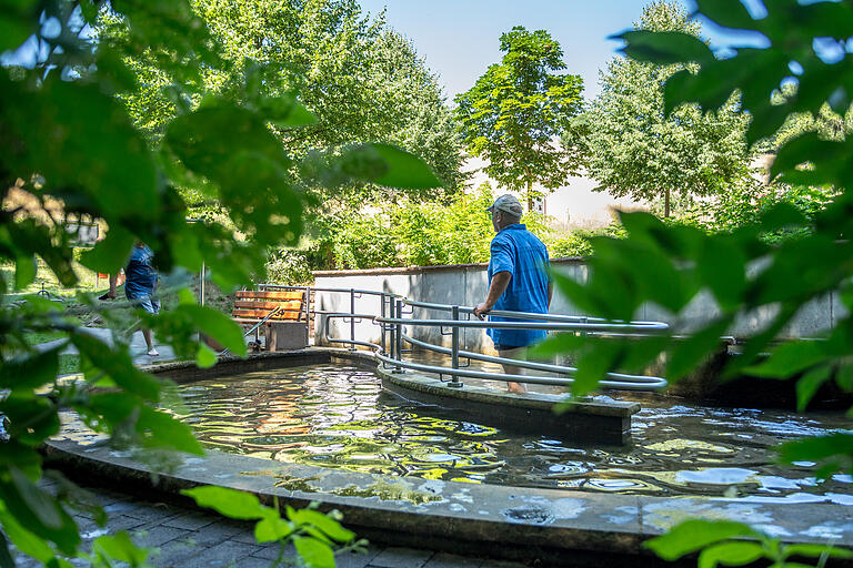 &nbsp;An Station 7, bei der Wassertretanlage Gänsbrunnen, kann man seine Füße kühlen. Die Anlage ist barrierefrei zugänglich.