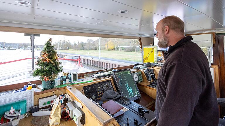 Ein kleiner Weihnachtsbaum aus Plastik sorgt auf dem Binnenschiff 'Hünenkönig' für Weihnachtsstimmung. Ein kleiner Weihnachtsbaum aus Plastik sorgt auf dem Binnenschiff 'Hünenkönig' für Weihnachtsstimmung.