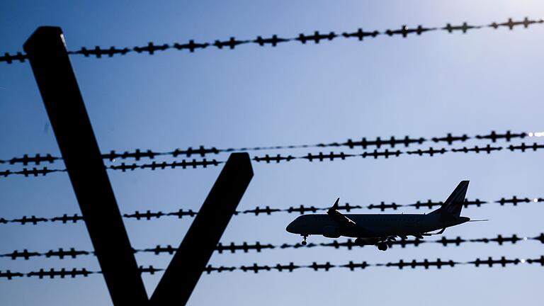 Symbolbild Abschiebung       -  An Bord des Flugzeugs waren nach Angaben des niedersächsischen Innenministeriums 47 Menschen aus 11 Bundesländern. (Symbolbild)