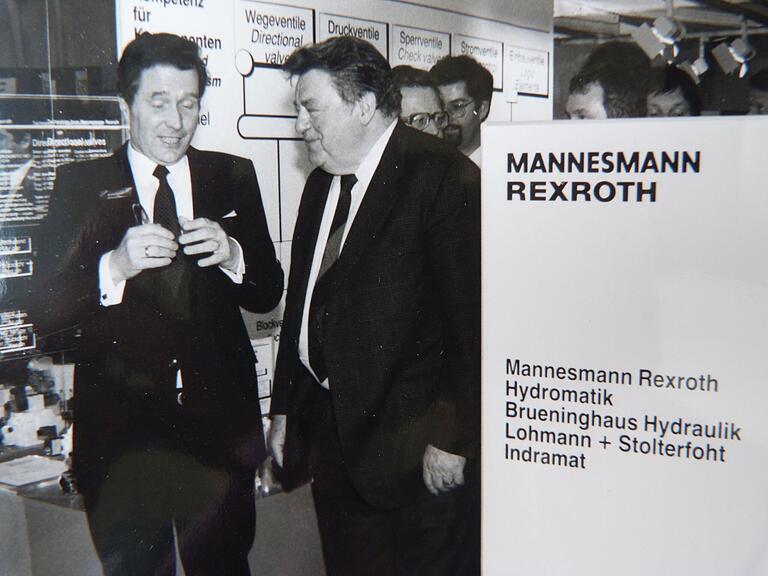 Am Messestand 1987: Klaus Meier-Gerssler (links) im Gespräch mit dem damaligen bayerischen Ministerpräsidenten Franz Josef Strauß auf der Hannover-Messe. Am Messestand 1987: Klaus Meier-Gerssler (links) im Gespräch mit dem damaligen bayerischen Ministerpräsidenten Franz Josef Strauß auf der Hannover-Messe. 
