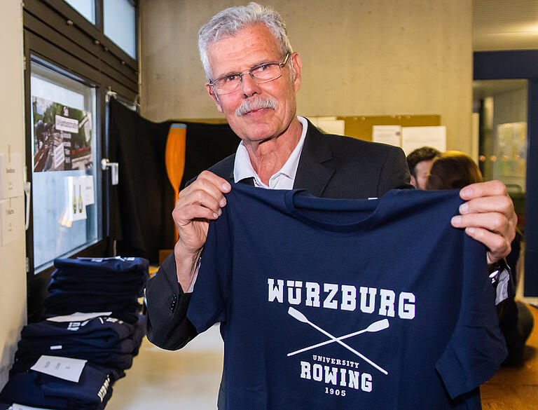 Jochen Henzel, ehemaliger Vorsitzender des Fördervereins und ehemaliger Fachgebietsleiter Rudern am Sportzentrum der Uni zeigt eines der T-Shirts, die die Geldgeber bekommen können. Jochen Henzel, ehemaliger Vorsitzender des Fördervereins und ehemaliger Fachgebietsleiter Rudern am Sportzentrum der Uni zeigt eines der T-Shirts, die die Geldgeber bekommen können.