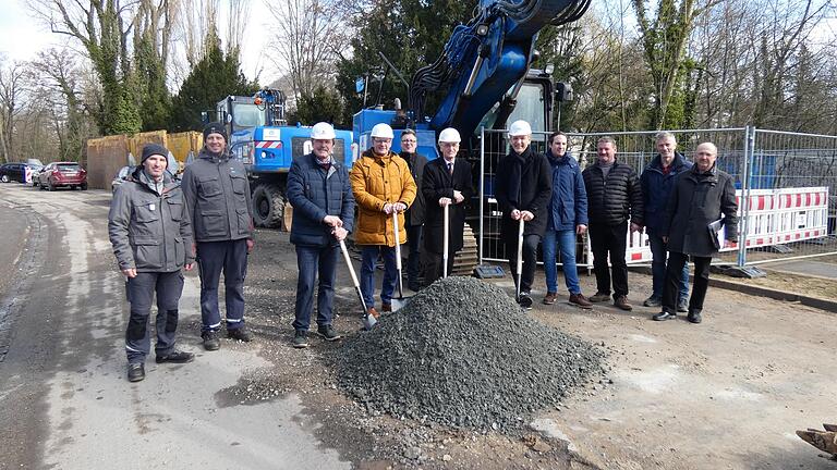 Den offiziellen Spatenstich an der Großbaustelle 'Sander Straße' in Zeil vollzogen (mit Spaten von links) Alfons Schanz (Leiter Tiefbauverwaltung), Bürgermeister Thomas Stadelmann, Landrat Wilhelm Schneider und Hans-Joachim Brandt (SRP Schneider und Partner).