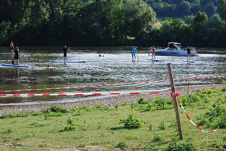 Dass die Mainlände in Eibelstadt noch Baustelle und nicht freigegeben ist, stört nicht weiter. Die Leute nutzen jede Gelegenheit, sich im Wasser zu tummeln.