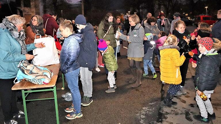 Angekommen in Meiningen, stärkten sich noch einmal alle mit einer kleinen Brotzeit.