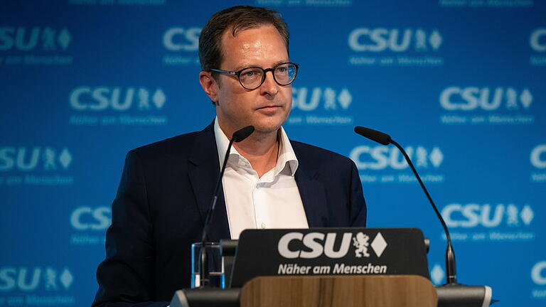 0002004059.jpg       -  Bei der Beschreibung seines Jobs hält sich Martin Huber an ein Zitat eines Vorgängers: „Wenn der Chef da ist, bin ich Sekretär, wenn nicht, dann General.“