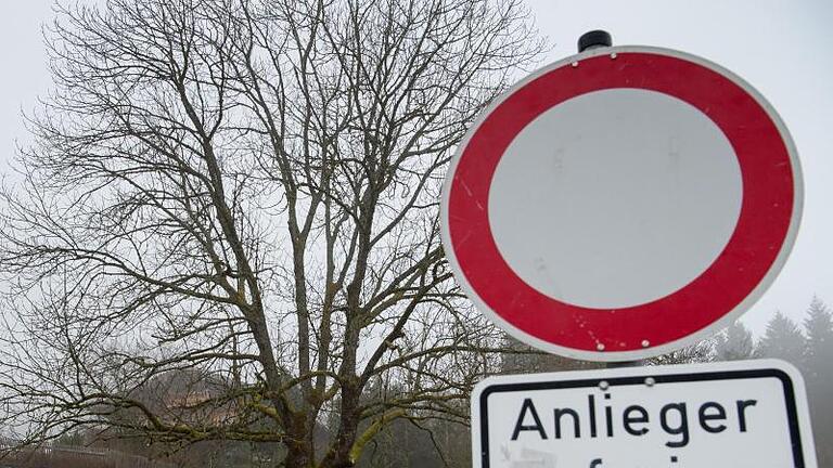 Das Verkehrschild «Anlieger frei» begrenzt die Anzahl an Autofahrern, die dieses Schild passieren dürfen. Foto: Peter Kneffel - Das Verkehrschild 'Anlieger frei' begrenzt die Anzahl an Autofahrern, die dieses Schild passieren dürfen. Das Verkehrschild «Anlieger frei» begrenzt die Anzahl an Autofahrern, die dieses Schild passieren dürfen. Foto: Peter Kneffel - Das Verkehrschild 'Anlieger frei' begrenzt die Anzahl an Autofahrern, die dieses Schild passieren dürfen.