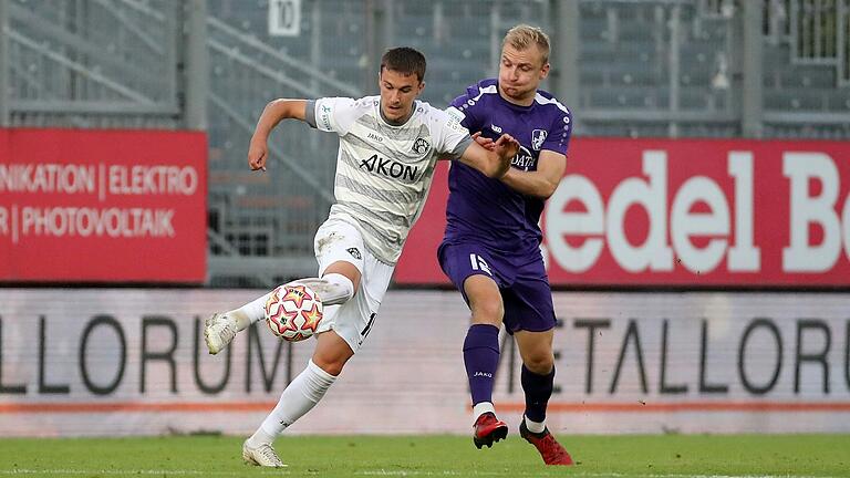 Zurück bei den Würzburger Kickers: Maximilian Zaiser (links) im Zweikampf mit dem Augsburger Jonas Greppmeir. Zurück bei den Würzburger Kickers: Maximilian Zaiser (links) im Zweikampf mit dem Augsburger Jonas Greppmeir.