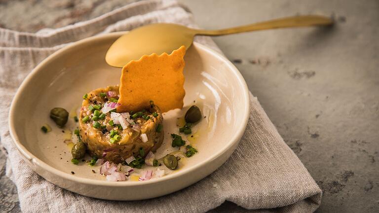 Auberginen-Tatar - In den Niederlanden gibt es Filet Americain in verschiedenen Versionen, zur Abwechslung oder für Vegetarier als Taler aus Auberginen-Tatar mit Kapern, Schnittlauch, Olivenöl und einem Cracker. Auberginen-Tatar - In den Niederlanden gibt es Filet Americain in verschiedenen Versionen, zur Abwechslung oder für Vegetarier als Taler aus Auberginen-Tatar mit Kapern, Schnittlauch, Olivenöl und einem Cracker.