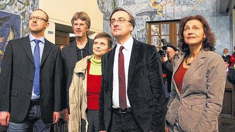 Verfolgten die Auszählung der letzten Stimmbezirke im Ratssaal: (von links) die Fraktionschefs Alexander Kolbow (SPD), Matthias Pilz (Grüne), das Ehepaar Astrid Sommer und Muchtar Al Ghusain sowie die Grünen-Spitzenkandidatin Barbara Lehrieder.
