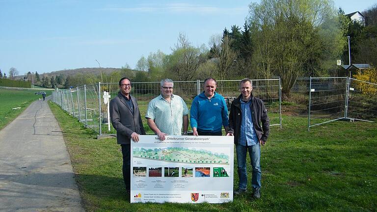 Startschuss für Mehrgenerationenpark - (is) Der erste Spatenstich für den Dittelbrunner Mehrgenerationenpark ist erfolgt. Nach der im Herbst erfolgten Renaturierung eines Teilstückes des Marienbachs entstehen nun auf einer Fläche neben dem Radweg drei Bereiche, die für alle Generationen Möglichkeiten zur körperlichen Ertüchtigung, aber auch für Ruhe und Entspannung bieten sollen. Freizeitsportlern und Vereinen wird die Möglichkeit geboten, Joggen oder Walken mit Übungen an den Geräten zu ergänzen. Der zweite Parcours dient der Förderung der Beweglichkeit und ist für alle Altersgruppen angelegt. Am bereits bestehenden Spielplatz werden die vorhandenen Spielgeräte mit neuen Geräten ergänzt. Der an den Bach angrenzende Bereich wird erlebbarer gestaltet und kann indirekt in das Spiel mit einbezogen werden. Ein gebauter Bachlauf mit Schwengelhandpumpe ermöglicht das ganzjährige Spiel mit dem Element Wasser. Es entsteht ein Matschbereich. Der Generationenpark ist das Pilotprojekt, mit dem der Gemeindeteil Dittelbrunn in der Städtebauförderung startet. Die Kosten von 250 000 Euro werden von der Regierung von Unterfranken mit 135 600 Euro gefördert. Die voraussichtliche Bauzeit beträgt sechs Wochen. Auf dem Bild (von links) Architekt Joachim Perleth, Bürgermeister Willi Warmuth, Martin Büttner von der Firma Gartenbau Fösel, André Lohmann, Landschaftsplaner Perleth. Startschuss für Mehrgenerationenpark - (is) Der erste Spatenstich für den Dittelbrunner Mehrgenerationenpark ist erfolgt. Nach der im Herbst erfolgten Renaturierung eines Teilstückes des Marienbachs entstehen nun auf einer Fläche neben dem Radweg drei Bereiche, die für alle Generationen Möglichkeiten zur körperlichen Ertüchtigung, aber auch für Ruhe und Entspannung bieten sollen. Freizeitsportlern und Vereinen wird die Möglichkeit geboten, Joggen oder Walken mit Übungen an den Geräten zu ergänzen. Der zweite Parcours dient der Förderung der Beweglichkeit und ist für alle Altersgruppen angelegt. Am bereits bestehenden Spielplatz werden die vorhandenen Spielgeräte mit neuen Geräten ergänzt. Der an den Bach angrenzende Bereich wird erlebbarer gestaltet und kann indirekt in das Spiel mit einbezogen werden. Ein gebauter Bachlauf mit Schwengelhandpumpe ermöglicht das ganzjährige Spiel mit dem Element Wasser. Es entsteht ein Matschbereich. Der Generationenpark ist das Pilotprojekt, mit dem der Gemeindeteil Dittelbrunn in der Städtebauförderung startet. Die Kosten von 250 000 Euro werden von der Regierung von Unterfranken mit 135 600 Euro gefördert. Die voraussichtliche Bauzeit beträgt sechs Wochen. Auf dem Bild (von links) Architekt Joachim Perleth, Bürgermeister Willi Warmuth, Martin Büttner von der Firma Gartenbau Fösel, André Lohmann, Landschaftsplaner Perleth.