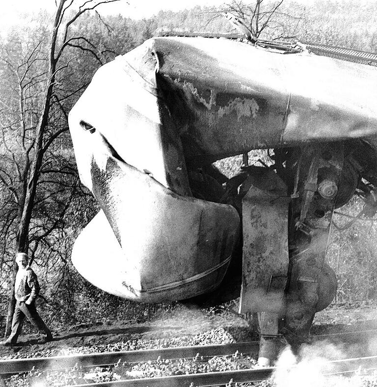 Die Gewalt der Explosion zeigt dieser aus den Schienen gehobene und völlig verformte Kesselwagen. Die Gewalt der Explosion zeigt dieser aus den Schienen gehobene und völlig verformte Kesselwagen.