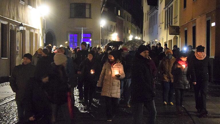 Durch die Bad Neustädter Innenstadt bewegte sich der Corona-Protestzug am Montagabend.