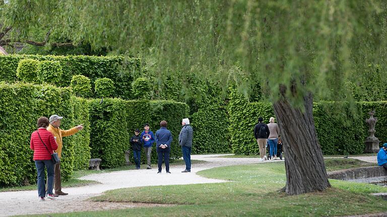 Zahlreiche Menschen tummeln sich am Sonntag (03.05.20) im Rokokogarten in Veitshöchheim. Zahlreiche Menschen tummeln sich am Sonntag (03.05.20) im Rokokogarten in Veitshöchheim.