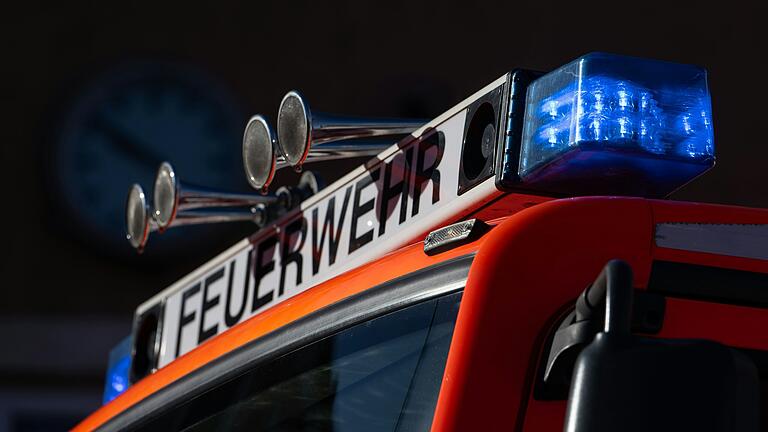 Der Schnee in der Nacht auf Sonntag sorgte für einige Einsätze der Feuerwehren im Landkreis Schweinfurt (Symbolbild).