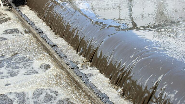 Bei der Reinigung von Abwasser aus Kläranlagen entsteht Klärschlamm. (Symbolbild) Bei der Reinigung von Abwasser aus Kläranlagen entsteht Klärschlamm. (Symbolbild)