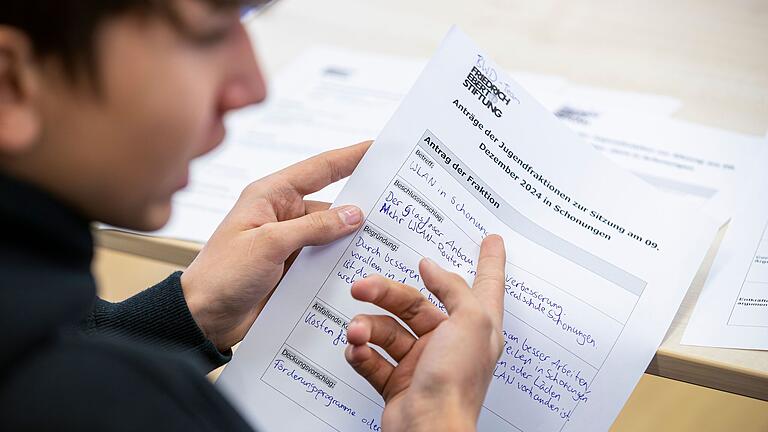 Bereits im Vorfeld haben die Schülerinnen und Schüler ihre Anträge im Unterricht vorbereitet und an ihren Argumenten gefeilt.