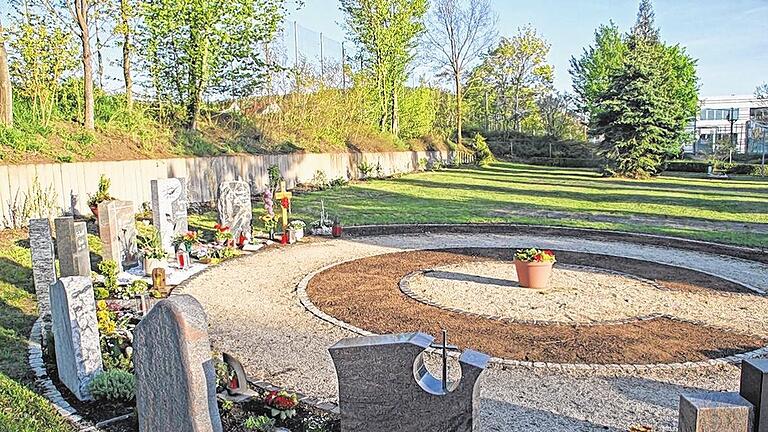 Urnengräber: Hinter dem Halbkreis für Urnenbeisetzung im Ostfriedhof soll ein weiteres Feld mit Stelen für 50 Urnen entstehen. Langfristig ist ein kleiner &bdquo;Friedwald&ldquo; bis zu der Baumreihe hinten geplant.