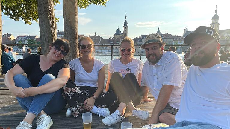 So würde Franzi (Mitte) gerne viel öfter in ihren Geburtstag reinfeiern: Zusammen mit ihrem Partner Volker (Zweiter von rechts) und den Freunden Ina, Kristina und Benjamin kamen sie aus Helmstadt zum Stadtbalkon. So würde Franzi (Mitte) gerne viel öfter in ihren Geburtstag reinfeiern: Zusammen mit ihrem Partner Volker (Zweiter von rechts) und den Freunden Ina, Kristina und Benjamin kamen sie aus Helmstadt zum Stadtbalkon.