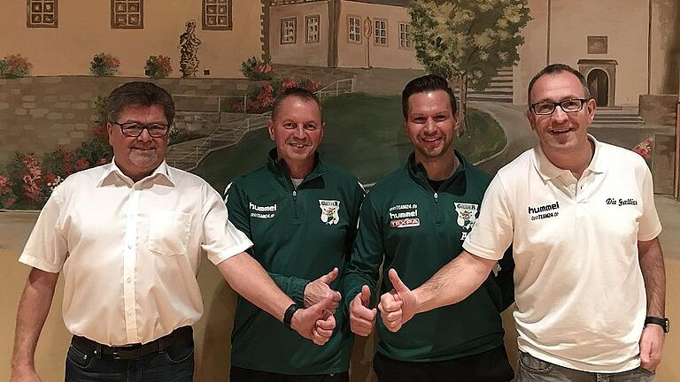 Daumen hoch auf eine erfolgreiche Zeit: Fußball-Bayernligist TSV Großbardorf stellte seinen neuen Cheftrainer André Betz vor. Von links: Manager Gerhard Schüler, Thomas Jakob (Cheftrainer U 19), André Betz (Cheftrainer der Bayernligamannschaft) und Andreas Lampert (sportliche Leitung). Daumen hoch auf eine erfolgreiche Zeit: Fußball-Bayernligist TSV Großbardorf stellte seinen neuen Cheftrainer André Betz vor. Von links: Manager Gerhard Schüler, Thomas Jakob (Cheftrainer U 19), André Betz (Cheftrainer der Bayernligamannschaft) und Andreas Lampert (sportliche Leitung).