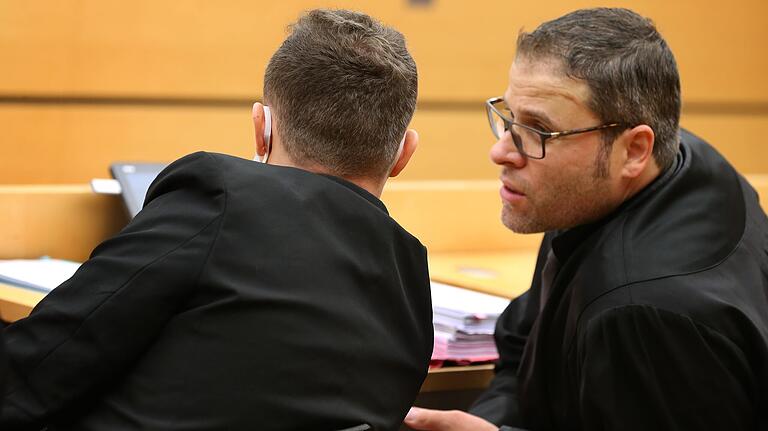Laut seinem Verteidiger Hanjo Schrepfer (rechts) will der Angeklagte derzeit keine Fragen eines Gutachters beantworten - wenn das Gericht überhaupt einen findet.