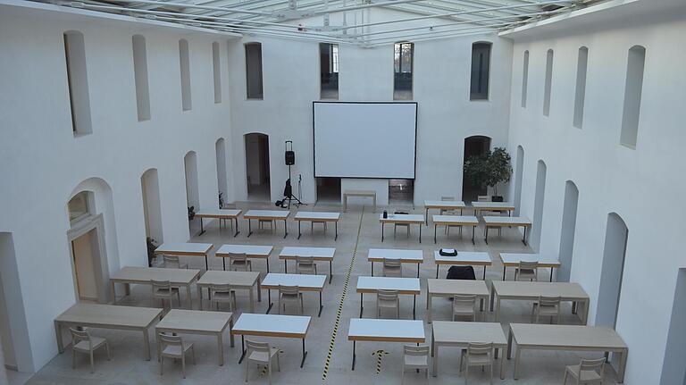 Blick in den lichtdurchfluteten Speisesaal in der Musikakademie Hammelburg.