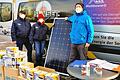 Ulf Hörning (Fa. Sunset), Antje Langnickel (Vertrieb Fa. Sunset) und&nbsp; Manfred Röder (Lokale Agenda 2030) bei der Verteilung der Steckersolargeräte.