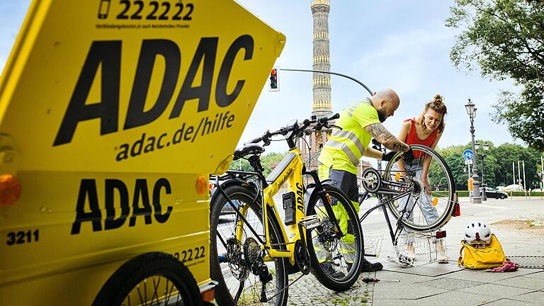 Die gelben Engel als Helfer für Fahrradfahrerinnen und Fahrradfahrer? In Berlin kommt der ADAC in einem Pilotprojekt auch bei Fahrradpannen, platten Reifen und Ketten-Problemen.
