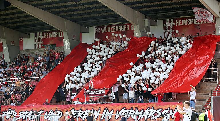Stimmungsvoller Rahmen: die Anhängerinnen und Anhänger der Würzburger Kickers hatten eine Choreographie vorbereitet. Über 4000 Zuschauerinnen und Zuschauer waren an den Dallenberg gekommen. Stimmungsvoller Rahmen: die Anhängerinnen und Anhänger der Würzburger Kickers hatten eine Choreographie vorbereitet. Über 4000 Zuschauerinnen und Zuschauer waren an den Dallenberg gekommen.