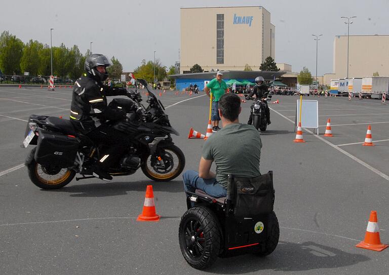 Der Marktbreiter Fahrlehrer-Ausbilder Christian Scheidt instruierte in seinem für Rollstuhlfahrer umgebauten Segway die Bikerinnen und Biker. Der Marktbreiter Fahrlehrer-Ausbilder Christian Scheidt instruierte in seinem für Rollstuhlfahrer umgebauten Segway die Bikerinnen und Biker.