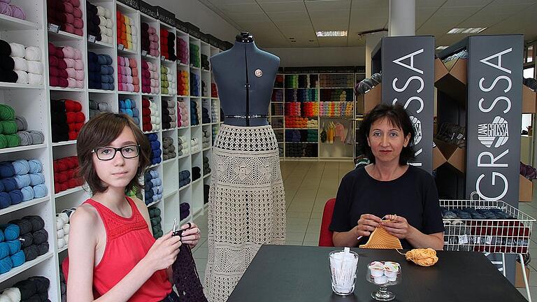 Simona Hofmann (rechts) freut sich auf Besucher ihres Strickcafés in der Altstadtpassage in Gemünden. Tochter Alice hat das Talent für Handarbeit von ihrer Mutter geerbt. Simona Hofmann (rechts) freut sich auf Besucher ihres Strickcafés in der Altstadtpassage in Gemünden. Tochter Alice hat das Talent für Handarbeit von ihrer Mutter geerbt.