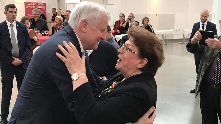 Überraschungsgast: Horst Seehofer umarmt Barbara Stamm. Überraschungsgast: Horst Seehofer umarmt Barbara Stamm.