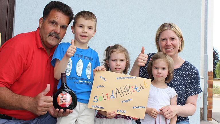 Die beiden Verantwortlichen der „Geckenauer Fluthilfe“, Wolfgang Grom und Katharina Prax, übergaben zusammen mit Katharinas Kindern die Spendengelder an die Fladunger „AHRfriends“, die mit einem neuerlichen Hilfstransport ins Ahrtal fuhren.