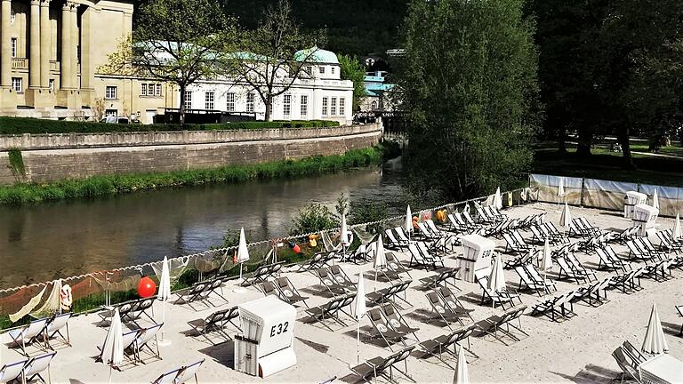 Der Stadtstrand am Saaleufer in Bad Kissingen kommt bei verschiedenen Altersgruppen gut an. Der Stadtstrand am Saaleufer in Bad Kissingen kommt bei verschiedenen Altersgruppen gut an.