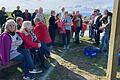 Bei der Rast am Panoramablick 'Fleckkreuz' in Rödelmaier genossen die Wanderer der Soldatenkameradschaft die herrliche Sicht in die Rhön (im Hintergrund der Kreuzberg) und sangen zum Abschluss das 'Rödelmaierer Lied'.