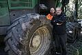 Harvesterfahrer Peter Koch (rechts) und Michael Kutscher, Leiter des Forstbetriebs Bad Brückenau, an einem der beiden Reifen, die sabotiert wurden. Der Ausfall des Gerätes wiegt im Kampf gegen den Borkenkäfer schwer.       -  Harvesterfahrer Peter Koch (rechts) und Michael Kutscher, Leiter des Forstbetriebs Bad Brückenau, an einem der beiden Reifen, die sabotiert wurden. Der Ausfall des Gerätes wiegt im Kampf gegen den Borkenkäfer schwer.