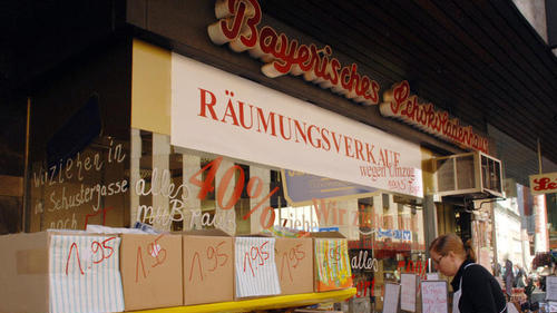 Nur noch bis Montag gibt es süße Sachen im Bayerischen Schokoladenhaus in der Eichhornstraße. Seit 1920 konnten Würzburger dort einkaufen. Die HypoVereinsbank will dort ein Kundenzentrum bauen. - Nur noch bis Montag gibt es süße Sachen im Bayerischen Schokoladenhaus in der Eichhornstraße. Seit 1920 konnten Würzburger dort einkaufen. Die HypoVereinsbank will dort ein Kundenzentrum bauen. Nur noch bis Montag gibt es süße Sachen im Bayerischen Schokoladenhaus in der Eichhornstraße. Seit 1920 konnten Würzburger dort einkaufen. Die HypoVereinsbank will dort ein Kundenzentrum bauen. - Nur noch bis Montag gibt es süße Sachen im Bayerischen Schokoladenhaus in der Eichhornstraße. Seit 1920 konnten Würzburger dort einkaufen. Die HypoVereinsbank will dort ein Kundenzentrum bauen.