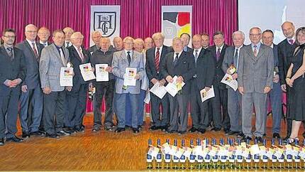 Dem Verein ein Leben lang verbunden: Den über 60 Jahren dem Verein treuen Mitgliedern gratulierten der Präsident des Bayerischen Turnverbandes Alfons Hölzl (links), daneben Bürgermeister Peter Stichler, Landrat Eberhard Nuß (Zweiter von rechts) und Landtagsabgeordneter Volkmar Halbleib (Sechster von rechts).